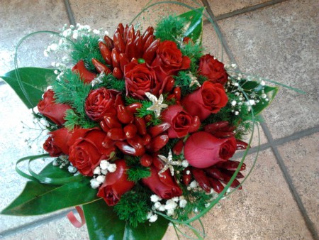 bouquet tondo con rose rosse epeperoncini